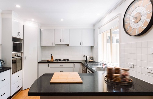 Lyons House | Modern 3BR with Courtyard in Lyons