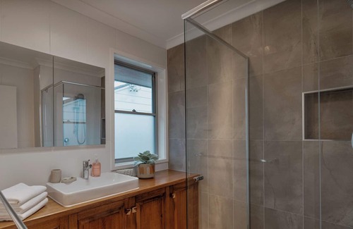 Waramanga House | Modern 3BR with gardens in Waramanga
