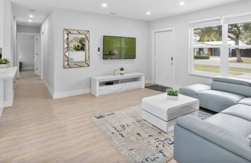 Pembroke Pines House | Modern 4/3 - GRILL. Big backyard. Lots of space