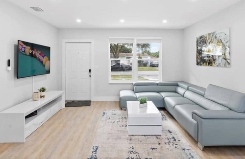 Pembroke Pines House | Modern 4/3 - GRILL. Big backyard. Lots of space