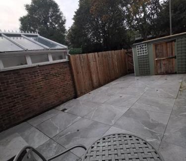 Latchmere House | Modern 4 Bed 3 Bath House - 4 Groups with FREE Parking - Central London