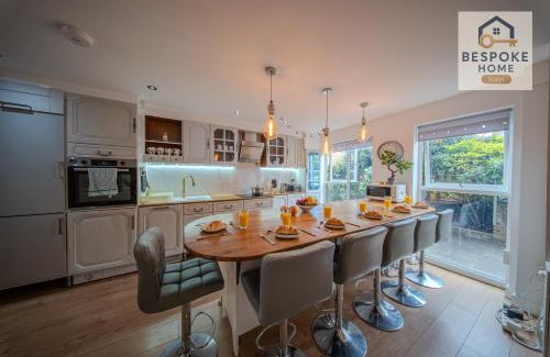 Latchmere House | Modern 4 Bed 3 Bath House - 4 Groups with FREE Parking - Central London