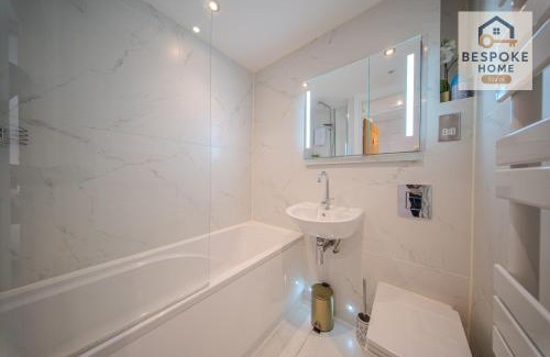 Latchmere House | Modern 4 Bed 3 Bath House - 4 Groups with FREE Parking - Central London