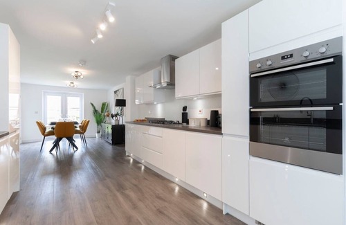 Cheltenham House | Modern 4 Bed 3 Bath Home Close to the Town Centre