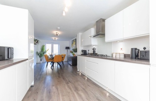 Cheltenham House | Modern 4 Bed 3 Bath Home Close to the Town Centre