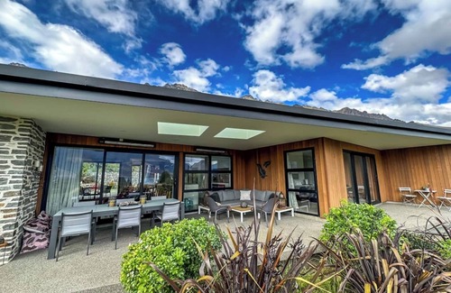 Kawarau Falls House | Modern 4 Bed 4 Bath home with spa and outdoor fireplace