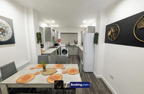 Manchester Apartment | Modern 4-Bed House, Free Parking & WiFi in Swinton