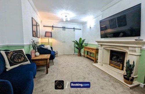 Manchester Apartment | Modern 4-Bed House, Free Parking & WiFi in Swinton