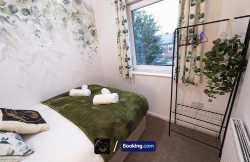 Manchester Apartment | Modern 4-Bed House, Free Parking & WiFi in Swinton