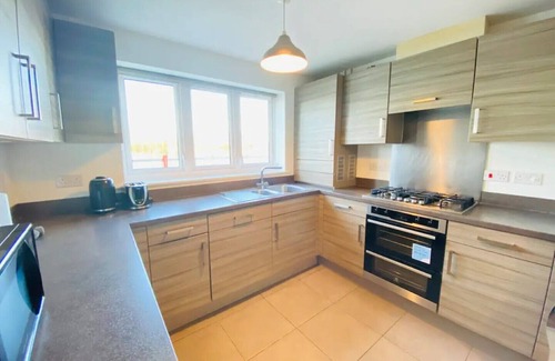 Dartford House | Modern 4-bed house with picturesque lakeside view