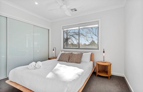 Downer House | Modern 4-Bed House with Jacuzzi 15 min from CBD