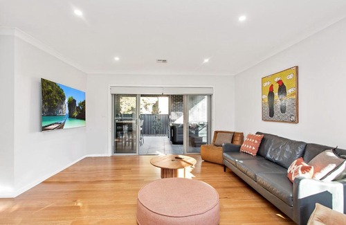 Downer House | Modern 4-Bed House with Jacuzzi 15 min from CBD