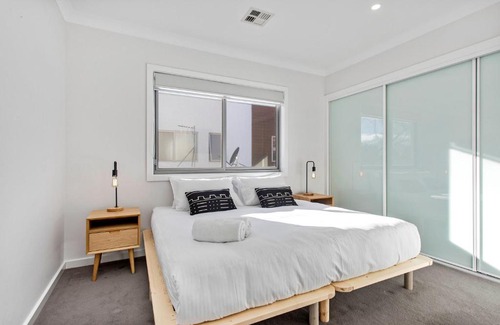 Downer House | Modern 4-Bed House with Jacuzzi 15 min from CBD