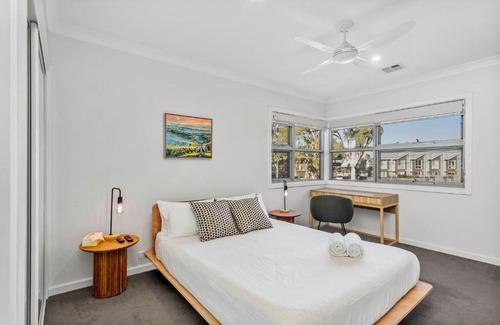 Downer House | Modern 4-Bed House with Jacuzzi 15 min from CBD