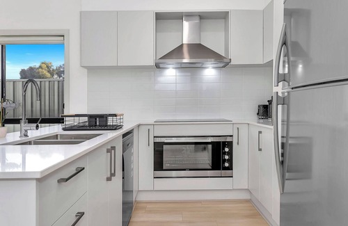 Aldinga Beach House | Modern 4-bedroom Costal Retreat - Minutes from Aldinga's Drive on Beach