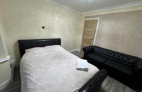 Hillingdon East House | Modern 4-bedroom entire house with Garden