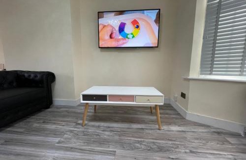 Hillingdon East House | Modern 4-bedroom entire house with Garden
