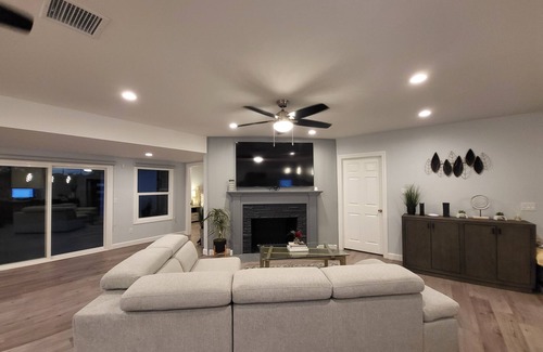 Tustin House | Modern 4 Bedroom Home - 15 mins from Disneyland