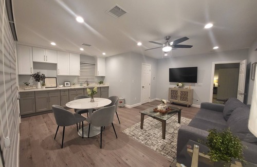 Tustin House | Modern 4 Bedroom Home - 15 mins from Disneyland