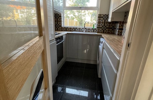 Hillingdon East House | Modern 4 bedroom house with garden