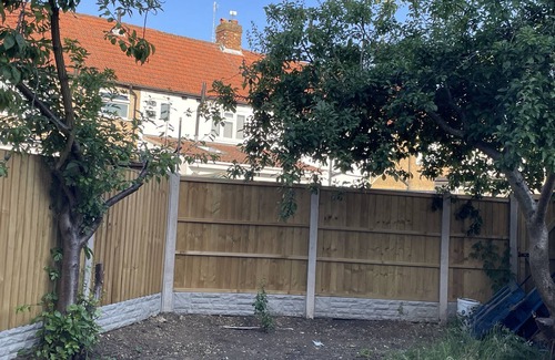 Hillingdon East House | Modern 4 bedroom house with garden