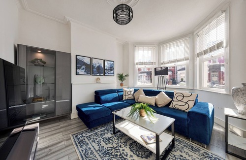 Haringey House | Modern 4 Bedroom House 5 minute walk from Station