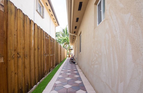 Tamiami House | Modern 4 Bedroom House with Canal View and Hot Tub