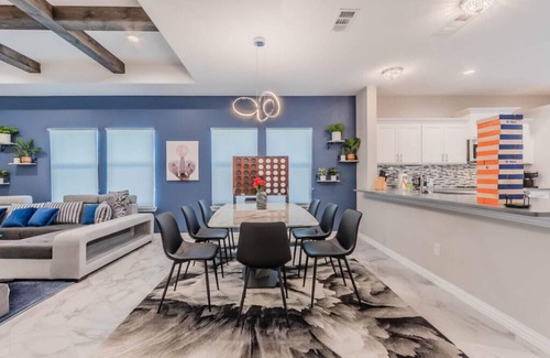 Cedar Crest House | Modern 4 Bedroom Near Downtown, Zoo, Uptown & More, with Hot Tub & Games