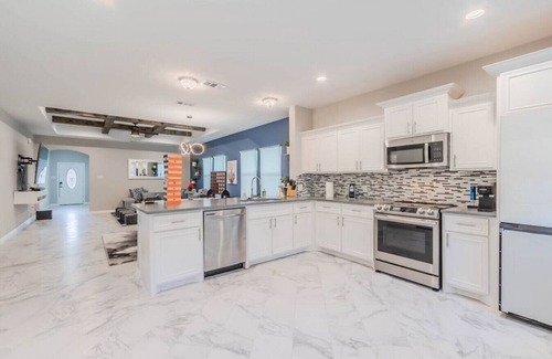 Cedar Crest House | Modern 4 Bedroom Near Downtown, Zoo, Uptown & More, with Hot Tub & Games