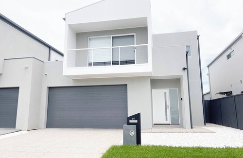 Wagga Wagga Apartment | Modern 4 Bedroom Retreat in Wagga Wagga!