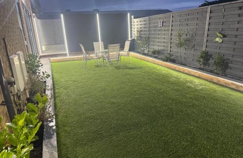 Cradley Villa | Modern 4 Bedroom Stylish Villa with out-door Hot Tub