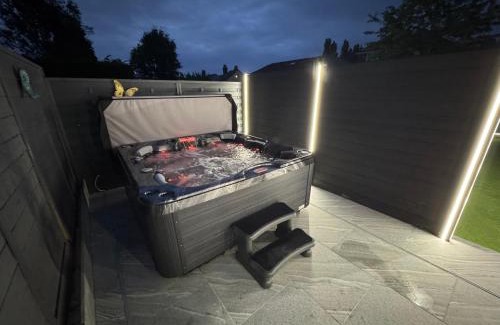Cradley Villa | Modern 4 Bedroom Stylish Villa with out-door Hot Tub