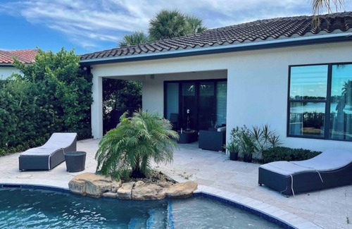 Pembroke Pines House | Modern 4 Bedroom Resort Style Home With Pool!