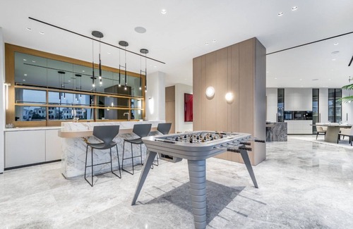 Palm Jumeirah Villa | Modern 4-Bedroom Villa on Palm Jumeirah, with gym and 2 maid's rooms
