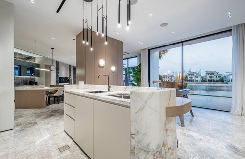 Palm Jumeirah Villa | Modern 4-Bedroom Villa on Palm Jumeirah, with gym and 2 maid's rooms