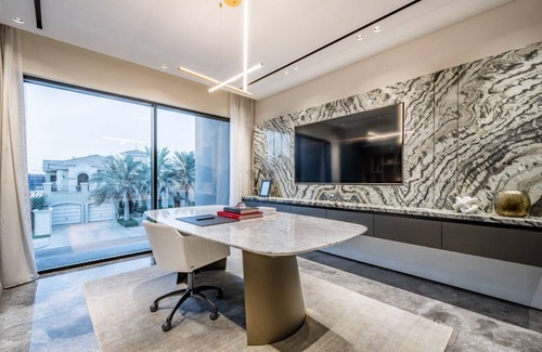 Palm Jumeirah Villa | Modern 4-Bedroom Villa on Palm Jumeirah, with gym and 2 maid's rooms