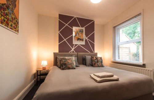 Southampton House | Modern 4 Bedrooms-Sleeps 8-Long Term Disc-Driveway