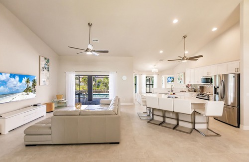 Pelican House | Modern 4Ba/2.5 Bath Waterfront Home with Gulf Access & Heated Pool