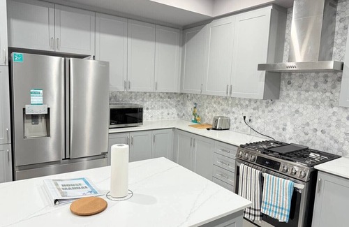 Port Colborne House | Modern 4Bdrm Home with Fireplace