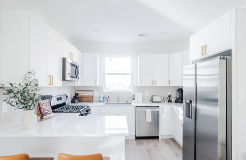 Roselawn Finance House | Modern 4Bed, 3 Baths 1st Floor King Bed by Oakley