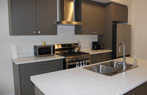 Thorold House | Modern 4Bed 3Bath Home Close to Niagara Falls & Parks