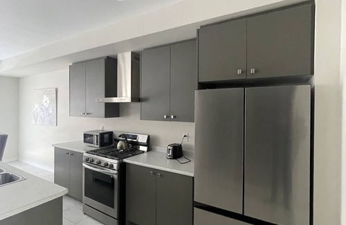 Thorold House | Modern 4Bed 3Bath Home Close to Niagara Falls & Parks
