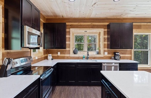 Wears Valley Cabin | Modern 4BR Cabin Near Smoky Mnts National Park!