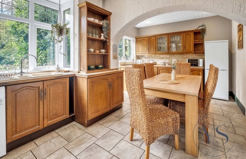 Marston Green Apartment | Modern 4BR House, Parking, NEC, Birmingham Airport
