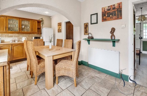 Marston Green Apartment | Modern 4BR House, Parking, NEC, Birmingham Airport