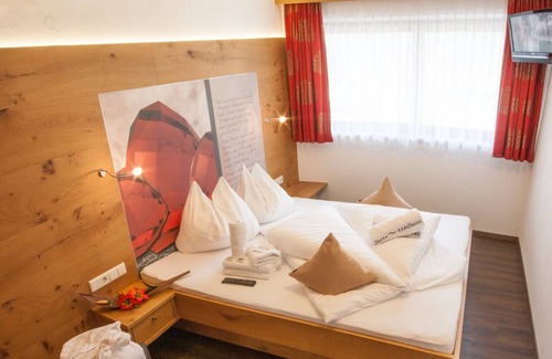 Mayrhofen Apartment | Modern 4SZ penthouse with roof terrace, glass outdoor sauna, directly at the cable car