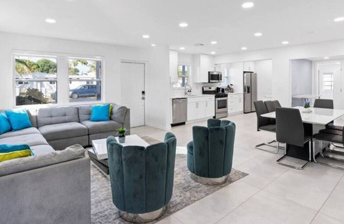 West Hollywood House | Modern 5/2 -Heated POOL. GRILL. Big backyard