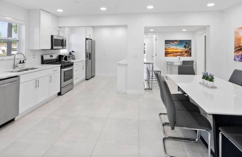 West Hollywood House | Modern 5/2 -Heated POOL. GRILL. Big backyard