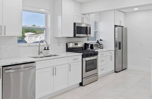 West Hollywood House | Modern 5/2 -Heated POOL. GRILL. Big backyard