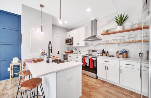 Charlotte House | Modern 5 Bdrm Uptown CLT Home- Great for Large Groups!